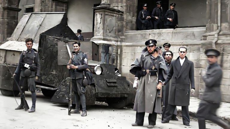 Oviedo, Revolución de Octubre de 1934. Soldados y guardias de Asalto posan frente a la entrada del cuartel de Santa Clara con un vehículo blindado incautado a los revolucionarios