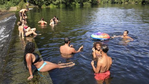 Jóvenes disfrutando de un baño en el Piago