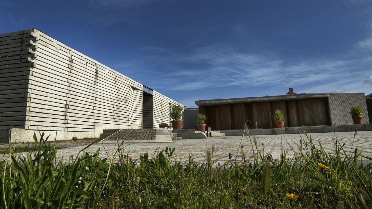 Barbanza, en la vanguardia de la arquitectura.Zureya y Vianney vienen en bicicleta desde Francia