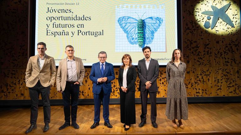 De izquierda a derecha: Alejandro Godino y Joan Verd, del Centro de Estudios Sociológicos sobre la Vida Cotidiana y el Trabajo de la UAB; Juan R. Fuertes, director general adjunto de la Fundación ''la Caixa'', Lígia Ferro, de la Universidade do Porto; Pedro Abrantes, de la Universidade Aberta y del Instituto Universitario de Lisboa; y Arantxa Ribot, directora del Observatorio Social de la fundación.