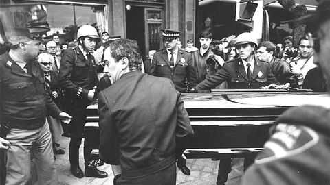Imagen de la salida del féretro del empresario Claudio San Martín el día de su entierro en A Coruña.