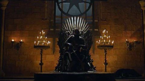 Jaime en el trono, tal y como se lo encontró Ned al llegar a Desembarco