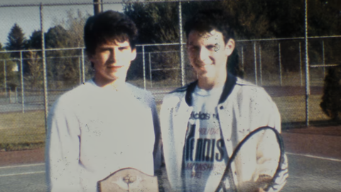 Erik y Lyle, en la pista de tenis