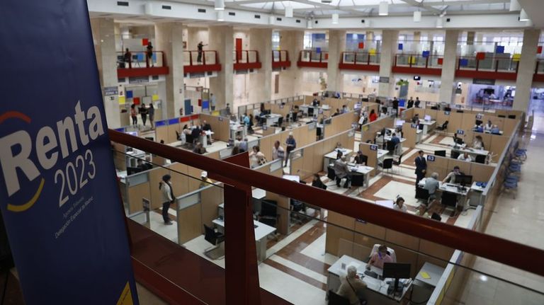 Funcionarios de la administración estatal empiezan a recibir la subida del 2,5 % de 2025