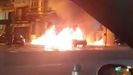 Un coche arde en la plaza de Pontevedra cuando un padre con su hijo se dispona a arrancar