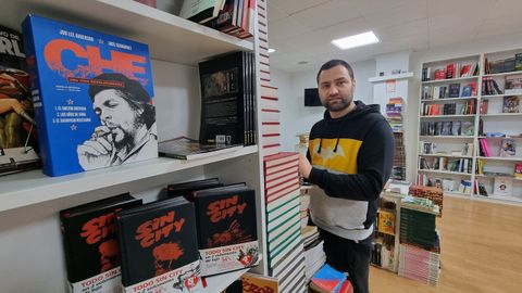 Ángel Cuñarro, en su librería Erebor, en la calle Uxío Novoneyra
