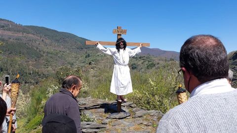 La crucifixin es el acto final de la representacin del va crucis de Vilar de Courel