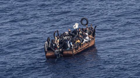 Un grupo de migrantes intenta llegar a la isla italiana de Lampedusa, en junio del año pasado.