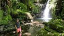 Horacio García no río Ferreiriño, un dos cursos de auga do xeoparque Montañas do Courel que son estudados no proxecto que dirixe
