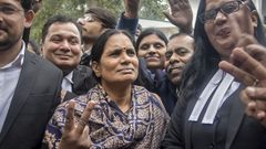 Asha Devi, la madre de la joven fallecida, abandon el lugar de la ejecucin haciendo el signo de la victoria