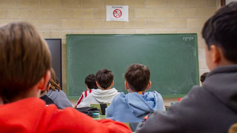 «Estoy viendo la hora», la excusa típica en Pontevedra para usar el móvil en el instituto