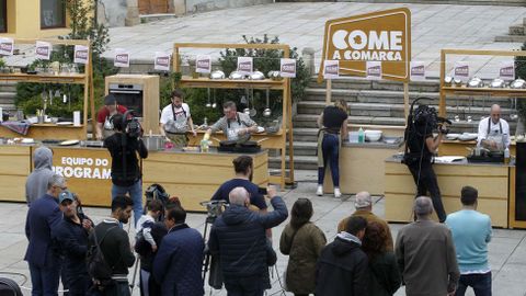 Los dos equipos, el de los concursantes y el de los cocineros locales, se enfrentaron en la plaza de Espaa