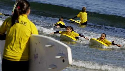 Nios inscritos en un campamento practican todas las maanas dos horas de surf en la playa de Bastiagueiro (Oleiros).