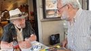 Bieito Ledo conversando co pintor Diz, no Café Nuevo Derby, en Vigo