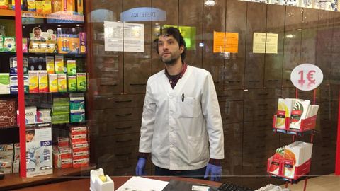 ngel Rodrguez, empleado de la farmacia Carlos Villares, ide la instalacin de la mampara.