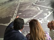 Lores mostró a Carmela Silva la foto que preside la entrada al Concello
