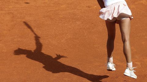 La tenista espaola Garbie Muguruza realiza un saque a la tenista rusa Svetlana Kuznetsova durante un partido de la Mutua Open Madrid. 