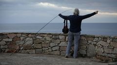 Un pescador aficionado, ayer en el entorno de la Torre de Hrcules de A Corua