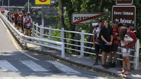 Peregrinos en el puente que da acceso a Portomarín