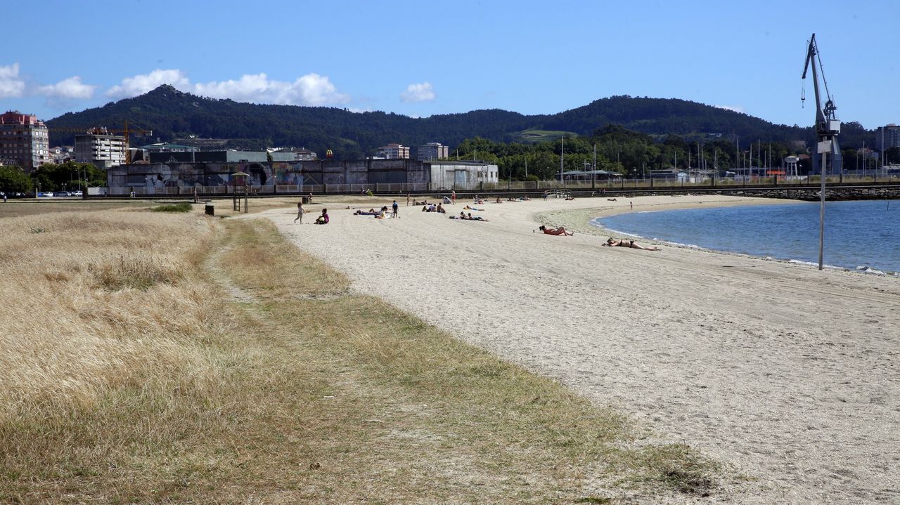 Costas desenterrará la mejor arena de la playa de A Concha-Compostela
