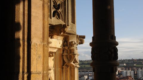 Detalle de una gárgola en la fachada de la torre