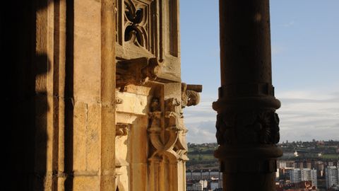 Detalle de una grgola en la fachada de la torre