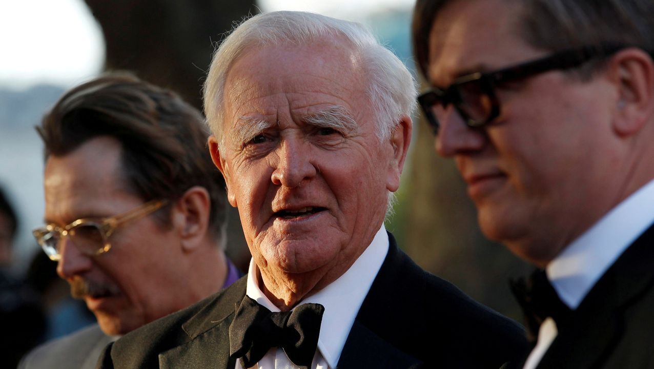 Le Carré entre el actor Gary Oldman y el realizador Tomas Alfredson, en Londres, en el 2011, en el estreno del filme «El topo», adaptación de su novela «Calderero, sastre, soldado, espía»