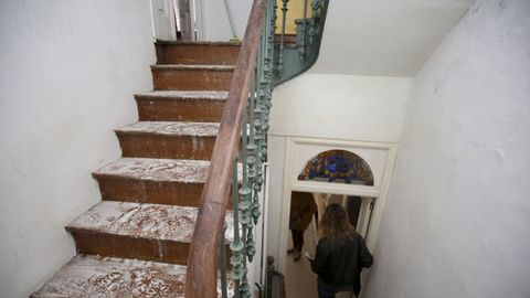 En las escaleras an se puede apreciar el rastro dejado por el caudal de agua