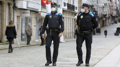 Patrulla de la Polica Local de Ferrol por una cntrica calle de la ciudad