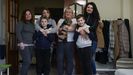 Las dos familias de refugiados que fueron acogidas durante la primera semana en el hotel Castillo de Maceda han decidido seguir viviendo juntas