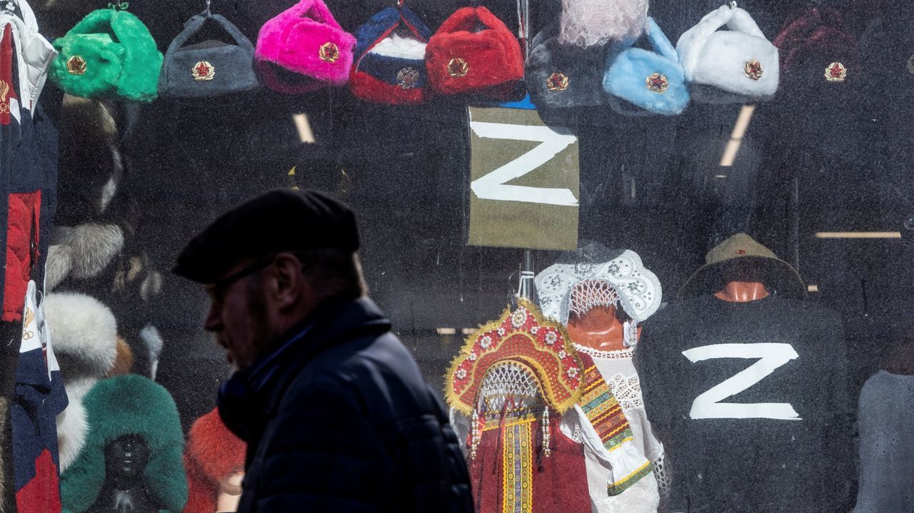 El da de Tatiana en su hotel turco, foto a foto..Un oficial de polica distribuye a la gente en la zona confinada de Shanghi, al este del ro Huangpu