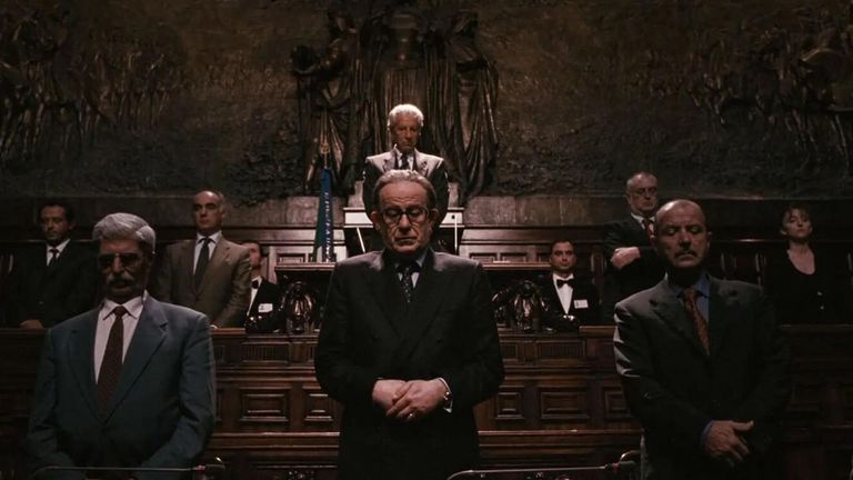 Paolo Sorrentino, mejor cuanto más se acerca al laberinto del poder en Italia