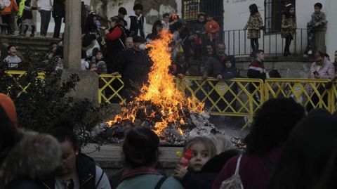 El Xoves de Comadres termin en Monforte con la quema de los muecos en la plaza de Espaa