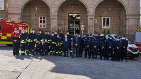 Recepcin en la Praza Maior a los nuevos miembros de los bomberos y la Polica Local.