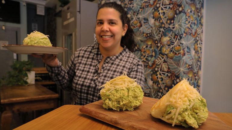 Un chamo ofrece sus arepas en la Alborada, Comunidad