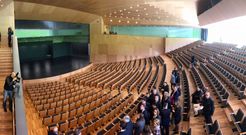 La sala principal del auditorio tiene una capacidad de 900 butacas y por el momento no espacio reservado para el foso. 