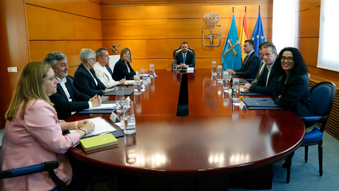 El presidente del Principado, Adri�n Barb�n (en la cabecera de la mesa en la imagen), preside la reuni�n semanal del Consejo de Gobierno.