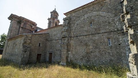 En una de naves laterales se perciben que el edificio quedó inacabado cuando terminó su construcción