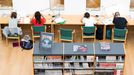 Jóvenes estudian en una biblioteca municipal de Ferrol.