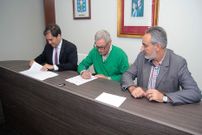 Un momento de la firma del convenio con el alcalde de Campo Lameiro, Julio Sayáns