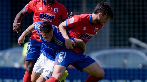Iker Gil disputa un bal�n con Cristian Delgado durante el Vetusta-Numancia