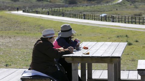 El buen tiempo anima a mucha gente a acudir a la zona, pero los usuarios piden que se habiliten mesas en alguna zona de sombra