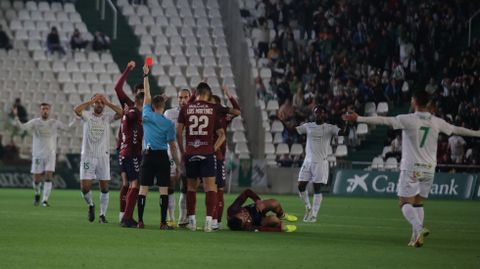 Una salvaje entrada, en la que acabó expulsado un jugador del Córdoba, hizo que Miguel Román saliese lesionado poco después de esta acción. 