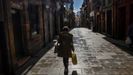 Paseantes en Oviedo. Una mujer camina por la calle Mon, en el casco histórico