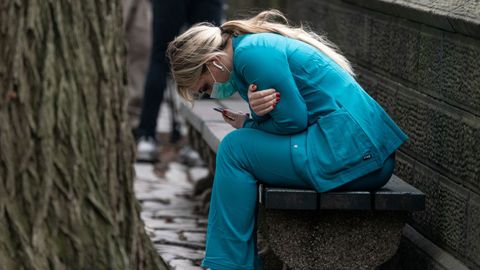 Una trabajadora sanitaria, en Central Park, en Nueva York