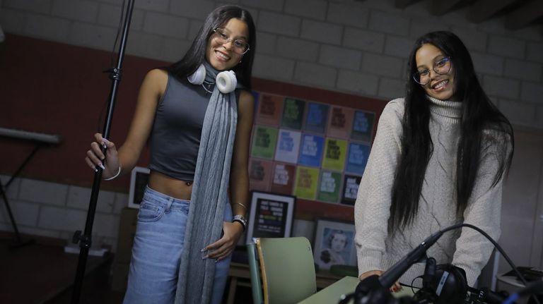 Jusvely e Juliamny, xemelgas venezolanas que estudan no IES Rafael Dieste da Coruña e promoven a lingua.