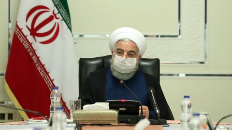 El presidente de Irn, Hassan Rouhani, usa una mascarilla durante el encuentro del Comit Nacional para Combatir el Coronavirus