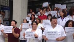 Concentraci�n contra los recortes en el centro de salud de Carballo