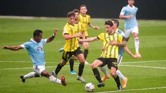 Borja S�nchez pugna por un bal�n en el amistoso frente al Celta