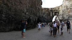 Turistas en la playa de As Catedrais este verano